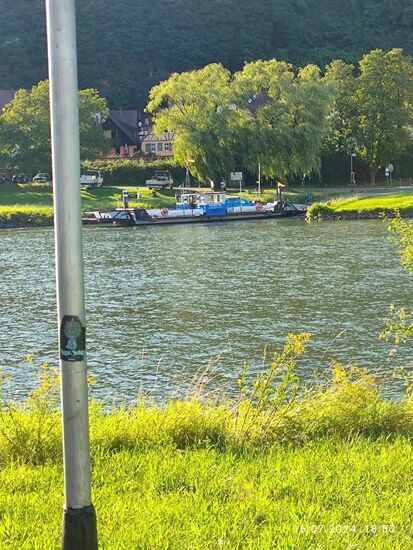 Zeitstempel 18:50 Uhr, sprich 10 min vor Feierabend holt der Fährmann nochmals mit der leeren Fähre auf meine Seite über, um mich wieder auf die bayerische Seite des Mains zu verfrachten.
Hätte ich die Fähre verpasst, wäre wieder der Rückweg zur Brücke, deren Querung und die rechtsmainische Anfahrt nach Dorfprozelten nötig geworden - mit gut einer Stunde Zeitverlust und weiteren Kräfteverlusts.