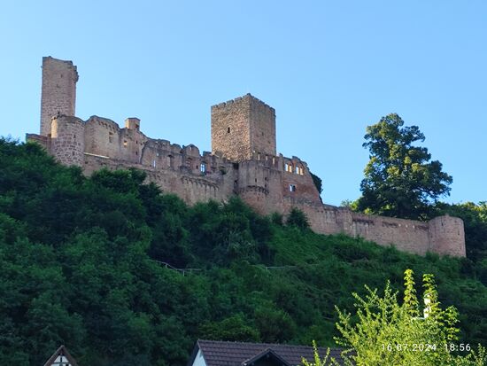 ... und in kurzer Zeit bin ich auf der Nordseite des Mainvierecks angekommen.
Der mächtige Bergfried (12. Jahrhundert) ist der älteste Teil des gesamten Konstrukts Henneburg. Dank König Ludwig I. von Bayern ist die Anlage in recht guten Erhaltungszustand, da er bereits im 19. Jahrhundert Sicherungsarbeiten an dieser Burg tätigen ließ. Von dort oben hätte es sicherlich bei wieder blauen Himmel faszinierende Weitblicke in die Umgebung rund umherum gegeben, aber bereits ab 18:30 Uhr waren die Pforten laut Zeitplan geschlossen.