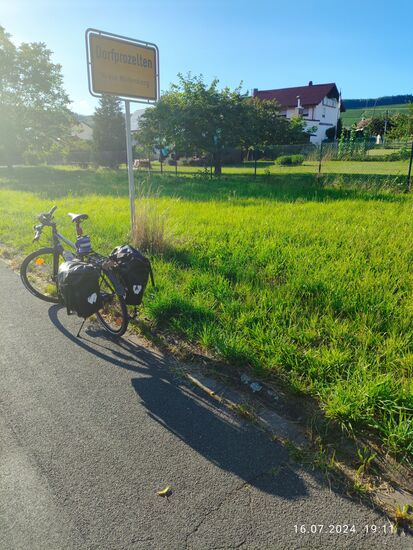 Somit erreichte ich nach knapp 3 km von der Fähre weg bei viel Gegenlicht meinen Quartiersort DORFprozelten mit der Unterkunft Gasthaus Goldener Stern direkt am Mainradweg und fast direkt am Main gelegen.
Dieses Gasthaus ist zu höchst empfehlenswert:
Prächtiger Biergarten, reichliches und wohlschmeckendes Essen und neu renovierte Zimmer. Das Zimmer von Haus aus geräumig, besonders auffällig der geräumige Toiletten- und Duschenbereich. Da kann man sich bequem drehen und wenden.
Hab selten so eine tolle Aufmachung gesehen.