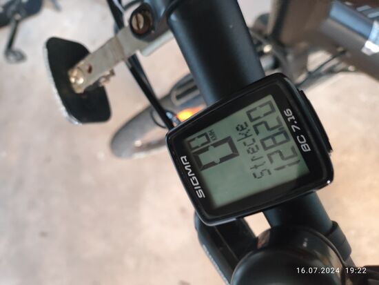Nach 128 km Tagesfahrt mit den schon beschriebenen Gegenwindeinflüssen ab Mittag war ich nach dem Abendessen letztlich so schachmatt, daß ich mir zukünftig eigentlich nur noch max. 100 km Tagesleistung vornehmen wollte.
Wir werden sehen, wie es anderntags so weiterlief.
Bettdecke drüber - Gute Nacht - und ein ausgiebiger Erholungsschlaf stand an !