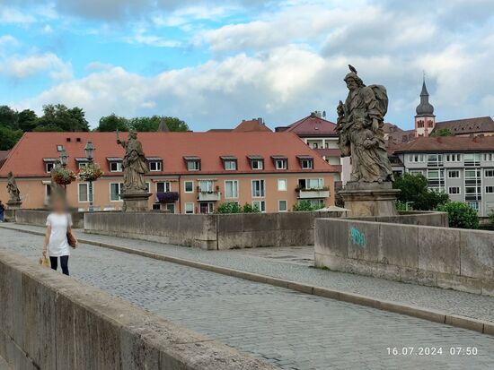 In der rechten Bildhälfte die barocke Statue des Brückenheiligen St. Josephus.
Rechts im Hintergrund der obere Teil der evangelischen Deutschhauskirche mit ihrem Zwiebelturm, zwischen 1260 und 1320 als Kirche des Deutschen Ordens erbaut und 1922 der evangelischen Kirche überlassen.