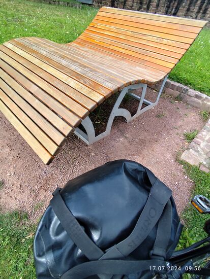 Ein gutes Stück weiter nördlich findet sich in Wörth am Main diese komfortable 
2-Personen-Liegebank.