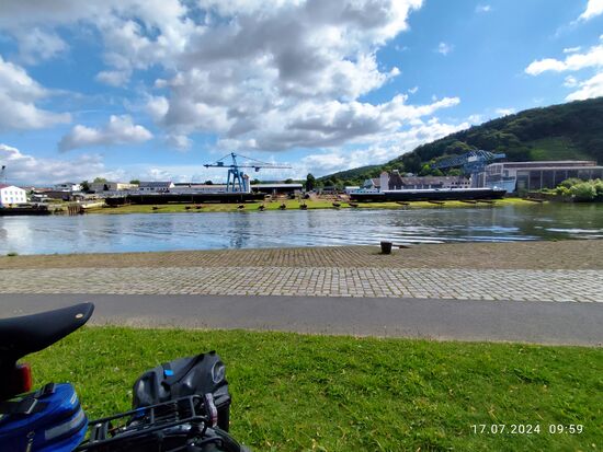 Am gegenüberliegenden rechtsmainischen Ufer befindet sich die Erlenbacher Schiffswerft, die seit 1668 (damals noch auf Wörther Seite) schon hölzerne Mainschiffe fertigte.