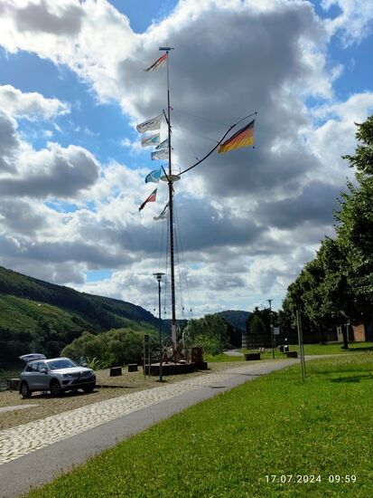 Blick auf das Schiffsdenkmal in Wörth am Main.