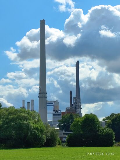 Von weitem schon wird man auf das Industrie Center Obernburg aufmerksam.
Dieser gewachsene Standort mit ca. 3.000 Beschäftigen fertigt hauptsächlich technische Fasern und Garne, die heutzutage beispielsweise für Airbags, Sicherheitsgurte, Autoreifen und Bekleidung eingesetzt werden.