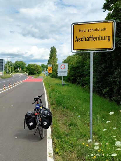 Gegen Mittag ist die Stadt Aschaffenburg erreicht und ab der roten Radwegmarkierung eine vorangegangene längere baustellenbedingte Umleitung des Radwegs wieder aufgehoben.