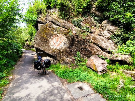 Kurz nach Schloß Johannisburg sollte man sich gut auf die Strecke konzentrieren und in Fahrtrichtung blicken, damit es keine unliebsame Kollision mit dem vorstehenden Felsteil gibt. Etwas weiter sieht man eine weitere Kollisionsgefahr und gleich nach dieser ein unvermittelter Rechtsknick (nicht dokumentiert). Wenn man da zu schnell dran ist, landet man in einer kleinen Ausbuchtung des Mains.
Von freundlichen weiteren Radlern wurde ich schon auf Höhe des Schlosses zur Vorsicht angemahnt.