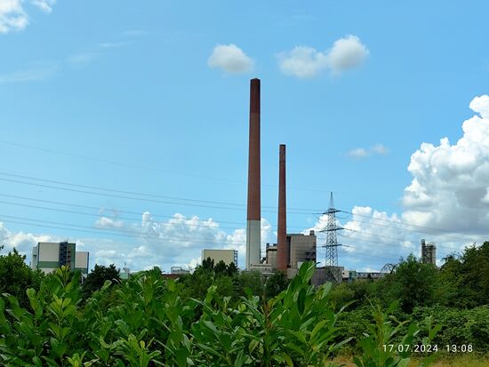 Ein trauriges Kapitel der Reise ist für mich als Papiermacher die Sappi Papierfabrik in Stockstadt, die im März 2024 geschlossen wurde, ab November 2023 bereits kein Papier mehr produziert. Gleich in der Nähe meines Fotostandpunkts hatte ich einen Anwohner nach dem weiteren Verlauf des Radwegs befragt. Dabei stellte sich heraus, daß dieser selbst in der Papierfabrik beschäftigt war und gute Einblicke in interne Vorgänge hatte, die zum fortwährenden Verfall dieses Unternehmens führten. Da will ich an dieser Stelle nichts von dem beschreiben - da kommt in einem eine gewisse Wut auf, auch wenn man selbst nicht betroffen ist. Aber schließlich war ich mit einem Papiermacher dieser Firma auf der Papiermacherschule in derselben Klasse.