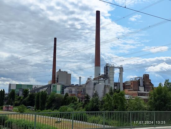 Vom Radlersteg der Eisenbahnbrücke von Mainaschaff hinüber nach Stockstadt eine nähere Aufnahme der stillgelegten Papierfabrik.
Außer hin und wieder metallenen Demontageschlägen nur gespenstische Stille 