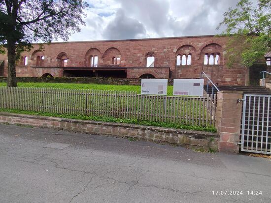 Wenige km nach Stockstadt passiert man das romanische Palatium in Seligenstadt.
Diese ehemalige Kaiserpfalz wurde um 1188 von Friedrich I. Barbarossa errichtet und bereits in mittelalterlicher Zeit zerstört.
Gegenwärtig sieht man nur eine repräsentative Schaufront zur Mainseite.