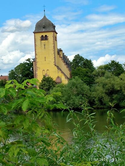 Keine 200 m weiter postiert die evangelische Gustav-Adolf-Kirche, die im Januar 1911 eröffnet wurde. Im Gegensatz zur vorigen Kirche St. Paul ist sie quer zum Main ausgerichtet und bildet aufgrund der Nähe zu St. Paul ein markantes Ensemble.
Über die Ausmaße war im Netz leider nichts in Erfahrung zu bringen.