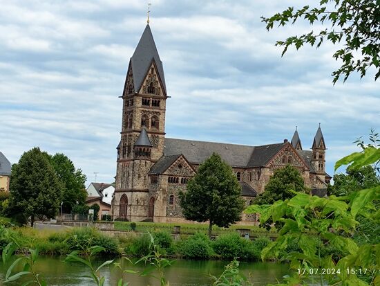 Am rechtsmainischen Uferbereich des Hanauer Ortsteils Großauheim erscheint zuerst die katholische Kirche St. Paul, errichtet zwischen 1905 und 1907. Wegen der imposanten Lage hat sie auch den Beinamen "Dom am Main". Die Kirche ist 48,5 m lang, hat einen 42 m hohen Kirchturm, wurde 1981 letztmals renoviert und ist ein Kulturdenkmal nach dem Hessischen Denkmalschutzgesetz.