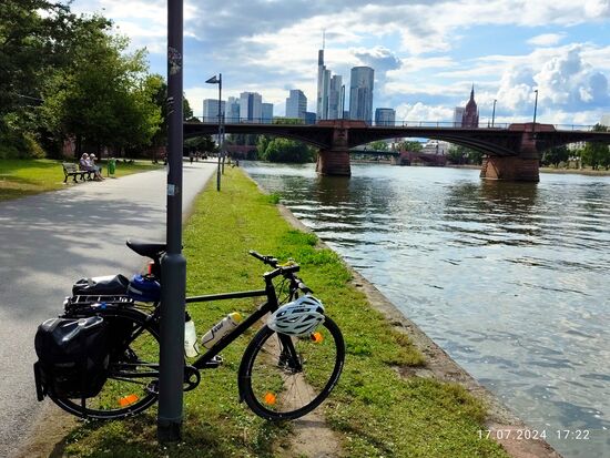 Im Hintergrund die Skyline von Frankfurt am Main mit ihrem Turm-Ensemble.