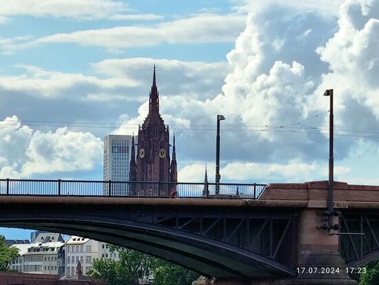 In Bildmitte mit 95 m Höhe der Turm des Kaiserdoms St. Bartholomäus. 
Der heutige Dom ist die vierte Kirche an derselben Position. Die Vorgängerbauten datieren dabei bis ins 7. Jahrhundert zurück.