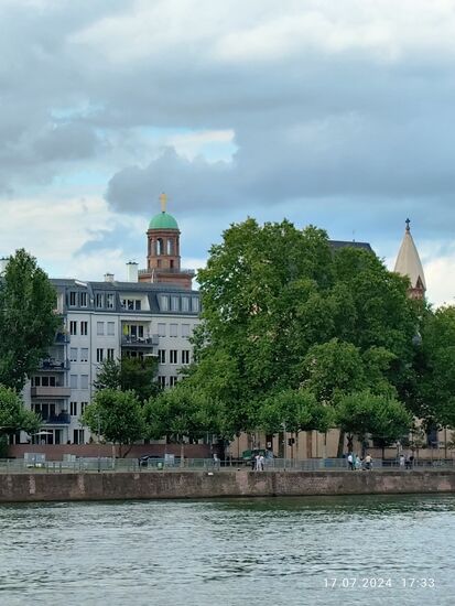 Der Turm mit der grünlichen Kuppel gehört zur historischen Paulskirche, die in 1270 erbaut wurde und in der gewählte Volksvertreter ab 1848 die erste deutsche Verfassung ausarbeiteten.