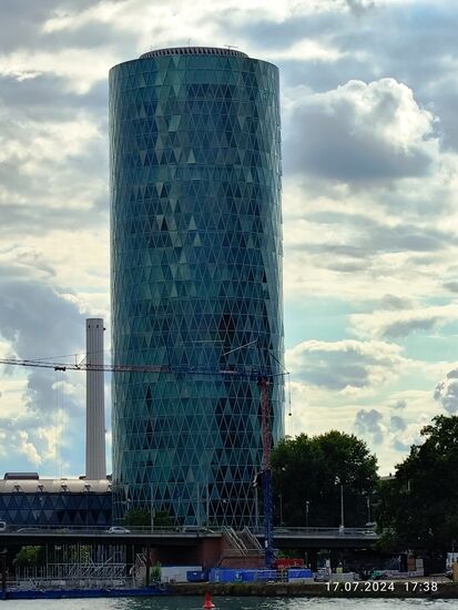 Kein anderes Bürohochhaus liegt so nah am Wasser wie der Westhafen Tower.
In 2004 fertiggestellt und 112,3 m hoch, dient es mit seinen 3.556 Glasscheiben an der Außenhaut als Bürogebäude der Europäischen Aufsichtsbehörde für das Versicherungswesen und die betriebliche Altersversorgung.