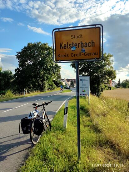 Kelsterbach ist erreicht und das Quartier "Riverside Airport Hotel" mit schlichter, aber völlig ausreichender Ausstattung in ruhiger Lage und im Verbund mit einem traditionellen Gasthaus mit ansprechenden Innenhof-Biergarten war schnell gefunden und der Biergarten natürlich bei bester Abendstimmung lange Zeit genutzt.