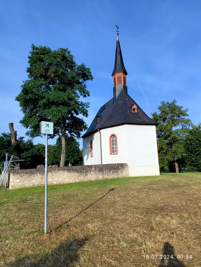 So ein wunderschönes Kleinod, das da direkt am Mainradweg liegt:
Die römisch-katholische Mönchhofkapelle, 1685 errichtet und zwei Jahre später geweiht, liegt fast unmittelbar am linken Mainufer in der Nähe von Raunheim.
Da gleich im Anschluß ein riesiger Logistikpark liegt, treffen hier auch zwei Welten aufeinander.