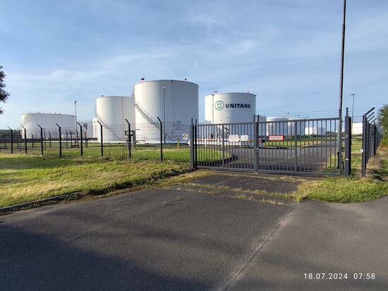 Wenige Fahrminuten weiter dann das riesige Areal der Flugzeug-Treibstofflager.
Aus zehn oberirdischen Kerosintanks mit einem Fassungsvolumen von 
186 Millionen Litern wird der Treibstoff über ein 60 km langes Pipelinesystem den Flugzeugen an den Parkpositionen zugeführt. Es gibt keine Tankwagen mehr, sondern nur noch Laster mit Pumpenaufbauten, die den Sprit aus den Unterflurzapfstellen mit ca. 2500 l/min in die Jettanks pumpen.
Dies sind dann durchschnittlich 10 - 15 Mio. Liter pro Tag. Ein Teil wird über Tankschiffe zum Hafen Kelsterbach angeliefert, der Hauptanteil jedoch über eine Pipeline von Rotterdam nach Frankfurt.