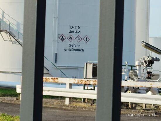 Jet A-1 ist Flugturbinenkraftstoff, wie er weltweit in Turbinentriebwerken der zivilen Luftfahrt Verwendung findet und den allseits bekannten Namen "Kerosin" hat.