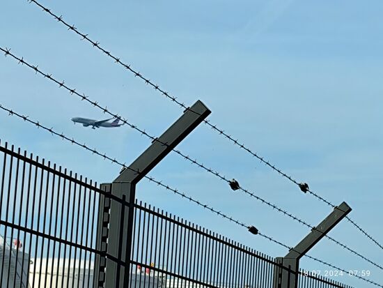 Eine American Airways (AA) Boeing 777 (Triple Seven)-223 ER (extended range - erhöhte Reichweite) aus Charlotte befindet sich im Anflug. Merkmale: Triple-Fahrwerke und die gekappte Verkleidung der "Auxiliary Power Unit" 
(APU - zu deutsch "Hilfstriebwerk") am Ende des Jets.