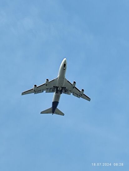 Noch eine kleine Flugzeuglektion bzgl. Boeing 747 "Jumbojet" oder Airbus A 380 aus der Perspektive von unten:
Auf jeden Fall neue Lufthansa-Lackierung ohne Spiegelei am Seitenleitwerk.
Für einen Jumbo sprechen ganz klar die Zwischenräume zwischen den Landeklappen (Flaps) oder auch Auftriebshilfen genannt, sowie nur vier FTF 
(Flap Track Fairings - zu deutsch: Landeklappen-Träger-Verkleidungen) je Flügel.
Die FTF sind die je zwei pro Landeklappe vorhandenen schmalen, aerodynamischen und rippenartigen Verkleidungen hier an der Unterseite. Der A 380 hat deren fünf.
Und die vorderen Ecken des Höhenleitwerks dieses Jumbos sind eckig, die eines 
A 380 mehr gerundet. Sieht man natürlich nur bei geringer Überflughöhe.