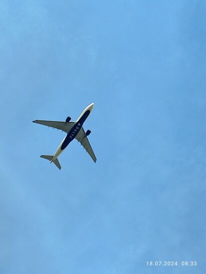 Diese Maschine der Delta Air Lines war momentan vom Typ her unbekannt - keine Verfolgung, weder auf flightradar 24, noch über den Flugplan.
So "musste" ich natürlich ungeplant später am Tag auf der Bahn-Rückreise im 
Regional-Express von Frankfurt nach Würzburg mit einem New Yorker irgendwie ins Gespräch kommen. Er meinte zuerst auf englisch, daß man in den USA keine Räder in Zügen mitnehmen dürfe. Dem habe ich mit einem deutlichen Fingerzeig in Richtung der Fahrrad-Piktogramme für deutsche Verhältnisse gleich wirkungsvoll entgegnet. Dann rückte er damit heraus, daß er bis vor 20 Jahren lange in Deutschland lebte und recht gut deutsch sprach, was natürlich in der Zwischenzeit nachließ, aber er war dennoch gut zu verstehen. Als ich ihm dann dieses Bild von 
8:33 Uhr, wenige Minuten vor der Landung in Frankfurt zeigte, meinte er hoch erstaunt, daß dies sein Flug von New York her war. Und als "Gegenleistung" präsentierte er mir seinen Flugschein mit dem Flugzeugtypen Airbus A 330-200.
Man muß nur mit den Leuten reden...