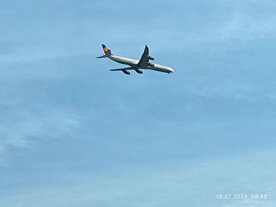 Auf diesem 6 Sekunden älteren Bild sieht man, daß die Fahrwerksschächte bereits geöffnet, die Fahrwerke aber noch nicht ausgeklappt sind.
Ein Schnappschuss, der die Welt bewegt ...