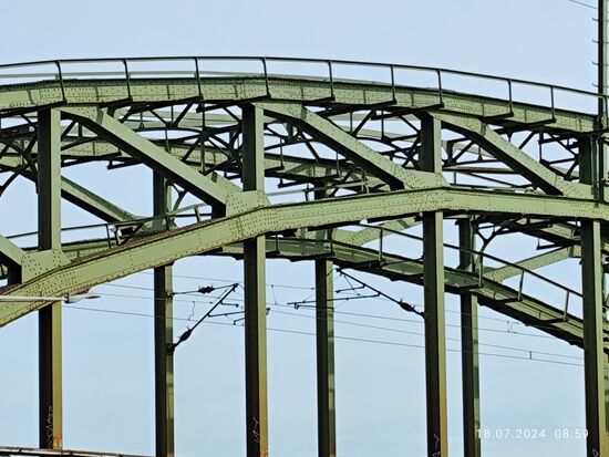 ... aber wer will, kann ja mal einen Teil der gesetzten Nieten zählen.