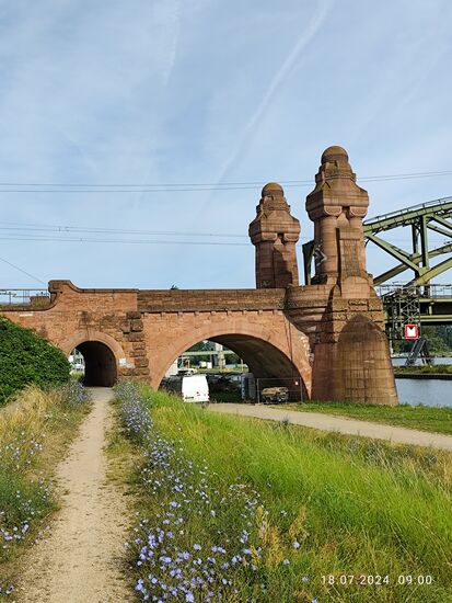 Nochmals zwei kurze Blicke auf die südlichen Widerlager mit den imposanten Turmaufbauten.