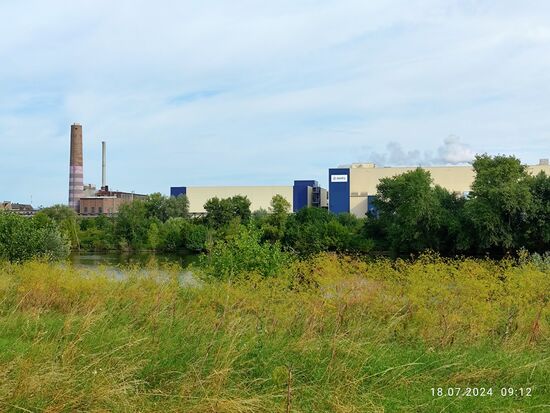 Nördlich des Mains erscheint ein Industriekomplex in Form der Papierfabrik Kostheim, die heutzutage zum schwedischen Unternehmen Essity gehört.