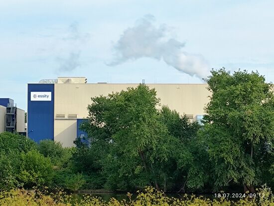 In diesem Werk wird hauptsächlich Altpapier zu hochwertigen Hygienepapieren verarbeitet. Ab dem Jahr 2024, also gerade neu, entstehen hier innovative, komprimierte Endlospapierhandtücher. Durch die Komprimierung passen 35 % mehr Handtücher in einen Spender. Da ich bis Ende Mai 2024 auch in der Papierbranche arbeitete, wenn auch in der Sparte "technische Spezialpapiere", gebe ich gerne diese kurze Beschreibung zum Besten und freue mich darüber, daß am obigen Bild gut sichtbar "der Dampf aufgeht" also Wasserdampf aus der Papierproduktion. 
Die Papierbahn läuft und ermöglicht hoffentlich gute Gewinnerträge.
Viel, viel schöner hier, als das Demontage-Drama bei der gestrigen Passage der stillgelegten Papierfabrik Stockstadt bei Aschaffenburg !!!
Dazu habe ich noch erfahren, daß ein Wellpapphersteller das Werk Stockstadt übernimmt und 200 Arbeitsplätze schaffen will. Bei vorher etwa 550 verlorengegangenen Arbeitsplätzen immerhin ein Lichtblick.