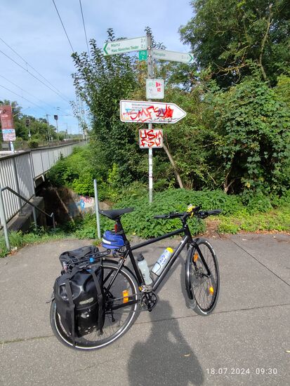 Am Wegweiser rechts oben (auf diesem hochgeladenen Bild leider nicht lesbar) werden die letzten 0,3 (km) zur Mainspitze angekündigt - also wiederum virtueller Rückenwind !