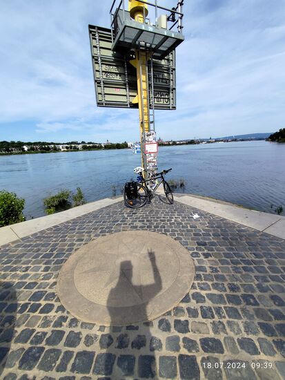 Der Mainspitz im Original.
Linkerhand strömt der Rhein nach oben, von rechts mündet "mein Main" und findet sein Ende in den Fängen des Rheins (aber auch der muß schließlich mal sein Dasein der Nordsee überlassen...).