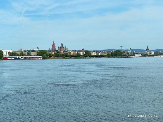 Auf der gegenüberliegenden Seite des Rheins der Dom St. Martin zu Mainz, dessen Grundstein in 975 gelegt wurde und in dem sieben Königskrönungen stattfanden.