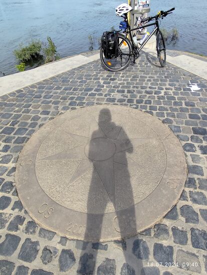 Die im Boden eingelassene Kompassrose.