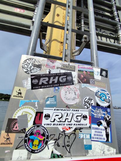 Narrenhände bekleben Tisch und Wände, hier am großen Signalmast