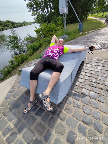 Und man möchte gar nicht glauben, wie bequem man auf so einer 
Beton-(Wasser)-Welle faulenzen kann, wenn, wie hier, die Biegung anatomisch optimal angepasst ist.
Also eine optimale Vormittags-Siesta.