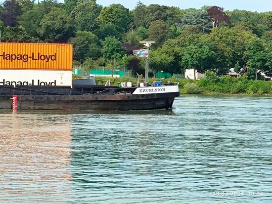 Es handelt sich um die GMS EXCELSIOR. Nicht die technischen Daten möchte ich darstellen, sondern das aufsehenerregende Ereignis vom 25. März 2007, als sie auf dem Rhein bei Köln Schlagseite bekam, 32 Container über Bord gingen und daraus eine vollständige Sperrung des Rheins für die Schifffahrt für fünf Tage resultierte.