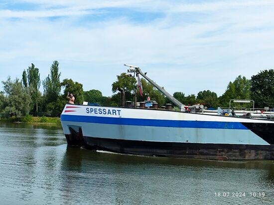 Ein Steuermann und ich winken uns freundlich zu.
In welche Richtung wird das Schiff abbiegen?
Der Steuermann ist per Funk mit dem Kapitän verbunden und gibt freie Fahrt zum Abbiegen, sofern sich auf dem Rhein kein anderes Schiff nähert.