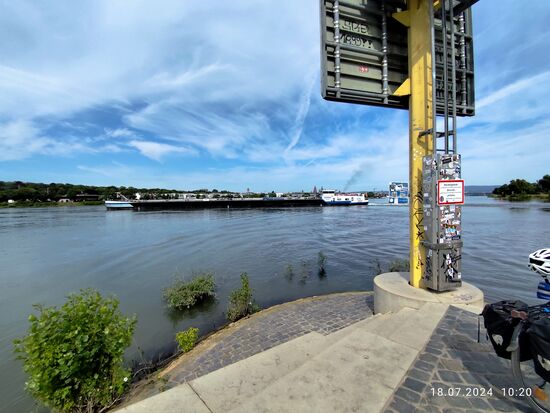 Also nach links, sprich rheinaufwärts oder auch "zu Berg" in südliche Richtung geht es für die "Spessart" weiter.