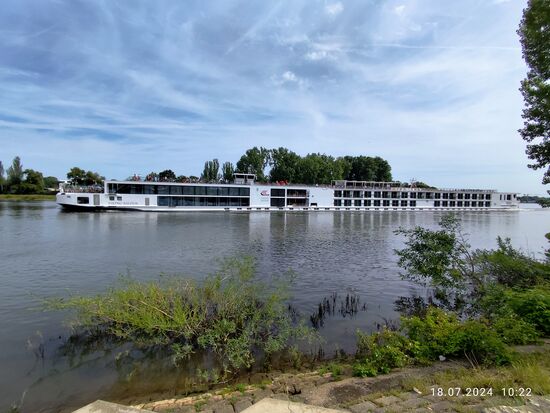Ein Hotelschiff vom Main schlägt die gleiche Richtung ein.