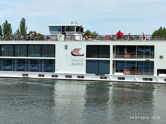 Es handelt sich um das Flusskreuzfahrtschiff "VIKING BALDUR", 2013 in Dienst gestellt und mit Heimathafen Basel / Schweiz registriert.
Länge: 135 m; 2 Dieselmotoren mit jeweils 1136 kW; 190 Passagiere.