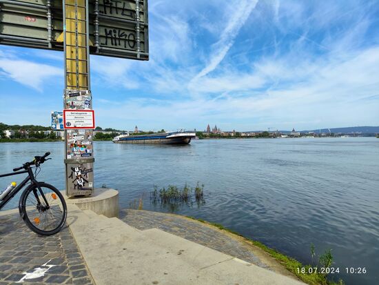 Die "Rodach" kommt aus südlicher Richtung und schwenkt mainaufwärts ein.