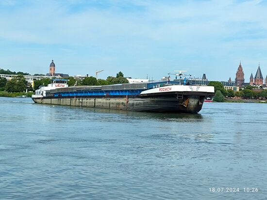 Quer zum Rhein geht es mit Schwung in den Main hinein.