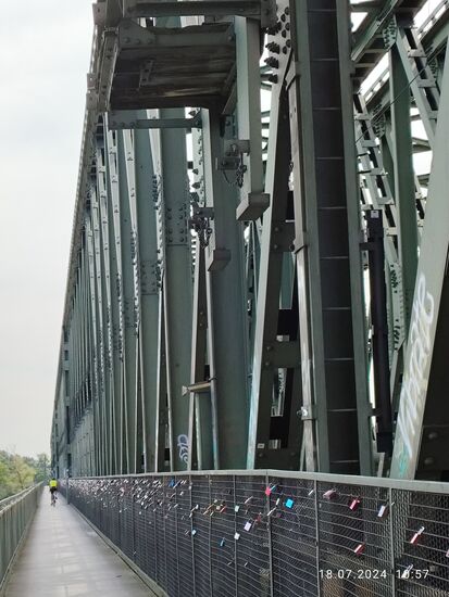 Ein paar wenige Liebesschlösser an der Südbrücke, natürlich nicht vergleichbar mit der geballt unendlichen Menge an Schlössern, wie sie an der 
Kölner Hohenzollern-Brücke angehängt sind.