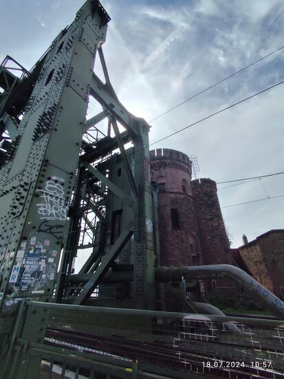 Das Brückenende auf Mainzer Seite.