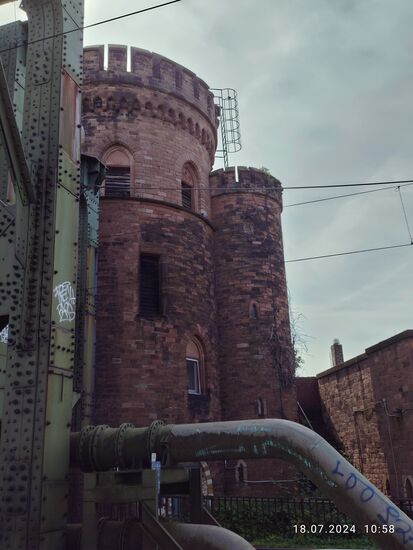 An jedem Brückenturm ist ein kleinerer Turm angebaut.