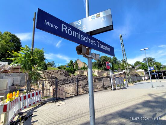 Direkt südlich an den Bahnhof Mainz-Römisches Theater grenzt die gleichnamige Ausgrabungsstätte an, die Ende der 1990er Jahre freigelegt wurde.