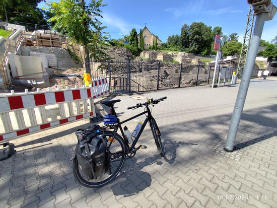 Einst mit einem Durchmesser von 116 m und einer Bühnenbreite von 42 m, war es das größte römische Bühnentheater nördlich der Alpen für 10.000 Besucher.
Bereits 39 n. Chr. wurde dieses Theater in Mainz erwähnt, evtl. noch in Holzbauweise, statt der späteren, jetzt in Ausgrabung befindlichen Stein-Ausführung.
In Bildmitte auf der Anhöhe ist die Lutherkirche sichtbar.